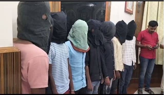 मोतिहारी में अपराध की योजना बना रहे आठ लुटेरों को पुलिस ने किया गिरफ्तार