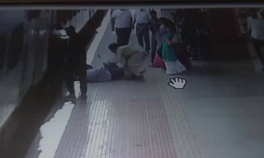 देखिए कैसे अपने जान पर खेल आरपीएफ के जवान ने बचाई यात्री की जान