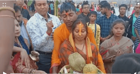 घाटों पर दिया गया अस्तगामी सूर्य को अर्घ्य, भगवान भास्कर से की सुख-शांति की कामना