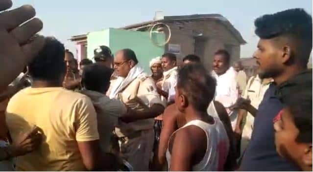 प्रशासन की चूक से जला आशियाना, उग्र ग्रामीणों से अंचलाधिकारी ने भाग कर बचाई अपनी जान