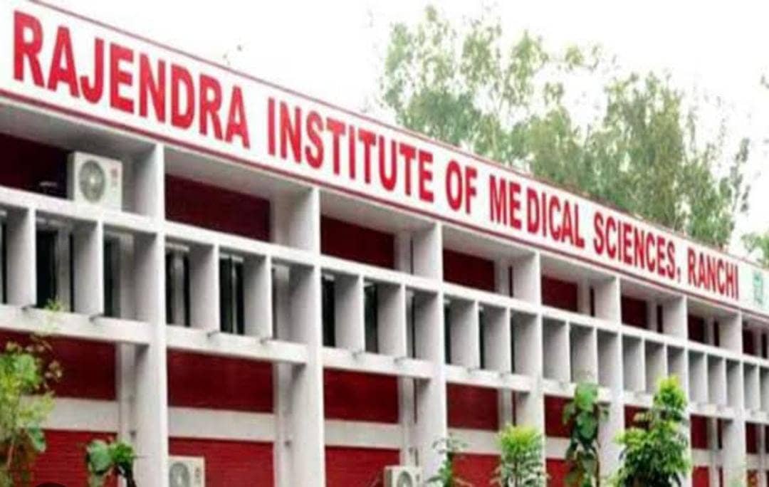 रांची: रिम्स के मरीजों को बाहर से लाना पड़ रहा पंखा, भीषण गर्मी में इलाज के लिए आए मरीज परेशान