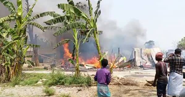 खाना बनाने के दौरान दर्जनों घरों में लगी आग, तीन की मौत, कई घायल