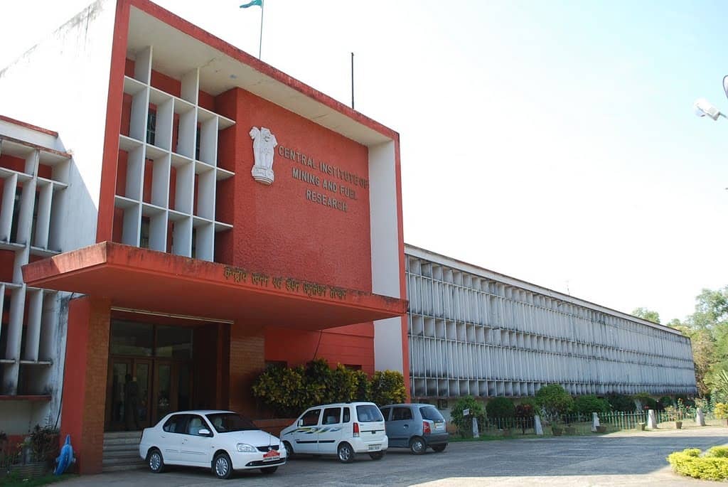 सिम्फ़र के लैब असिस्टेंट डी अरपा राव तो घर आ गए हैं लेकिन लापता की  कहानी में है कई झोल 