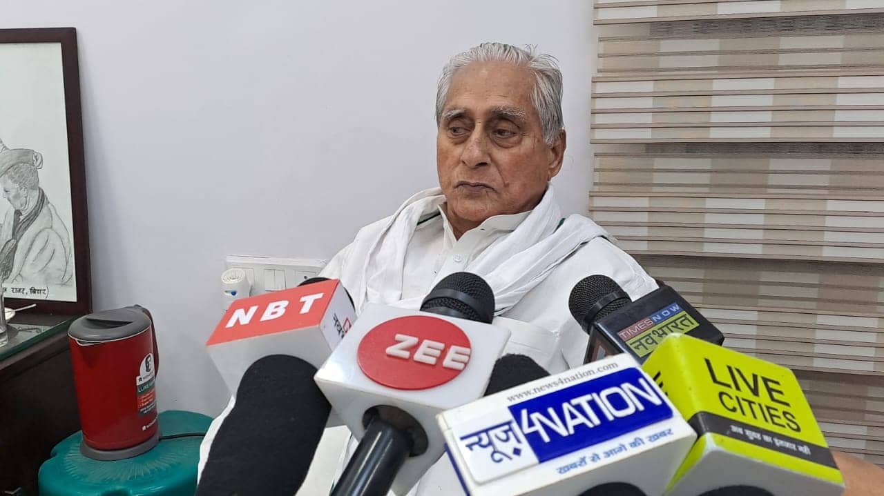 जगदानंद सिंह के बिगड़े बोल, बाबा बागेश्वर की मदारी से की तुलना