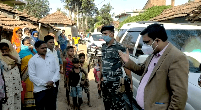 गांव वालों से मिले डीसी, वैक्सीनेशन के लिए किया मोटिवेट