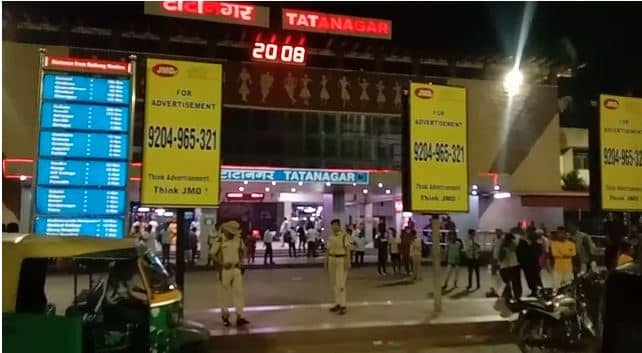 जमशेदपुर :  टाटानगर रेलवे स्टेशन ताबड़तोड़ फायरिंग, घटना में पार्किंग संचालक घायल  