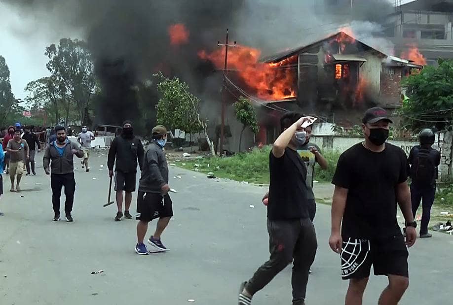 फिर हिंसा से झुलसा मणिपुर, राजधानी इंफाल में उपद्रवियों ने घरों में लगाई आग, सेना तैनात-इंटरनेट बंद  