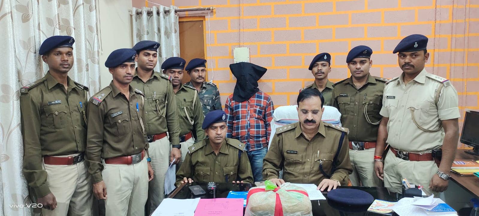 दिन दहाड़े हो रही थी गांजा की खरीद-बिक्री, पुलिस ने किया गिरफ्तार