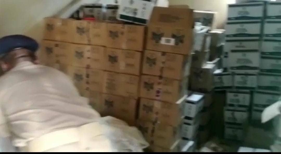 50 लाख रुपए की विदेशी नकली शराब बरामद, जानिए कहां से बरामद हुई इतनी बड़ी मात्रा में नकली शराब