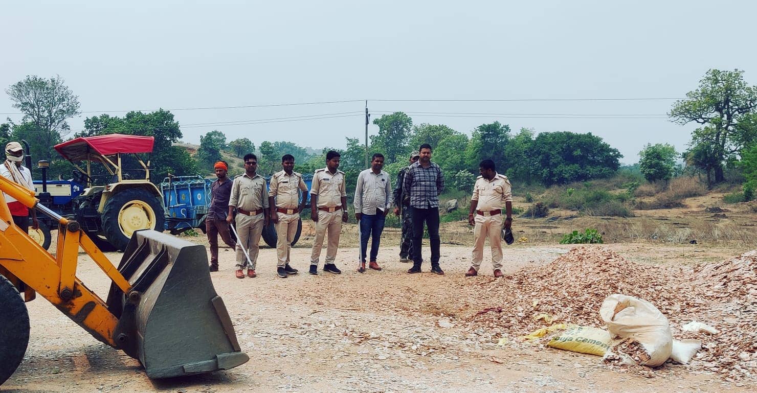 गिरिडीह: अवैध माइका खनन के खिलाफ वन विभाग की छापेमारी, 8 टन माइका जब्त