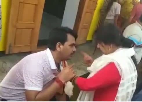 आरजेडी के नेता की महिला ने की जमकर पिटाई, मंदिर में अश्लील हरकत का आरोप, वीडियो वाइरल 