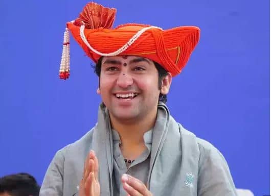 गुजरात पहुंचे बागेश्वर बाबा, 3 जून तक कई शहरों में लगायेंगे दिव्य दरबार, रोड-शो का भी होगा आयोजन