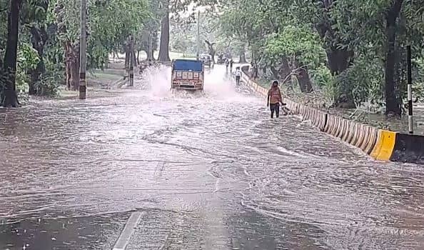 जमशेदपुर: बारिश ने खोली स्वच्छता की पोल, सड़कों पर भरा नाले का पानी