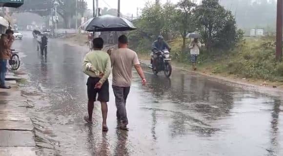 बेमौसम की बारिश ने बढ़ाई किसानों की चिंता, धान की फसल हो रही खराब