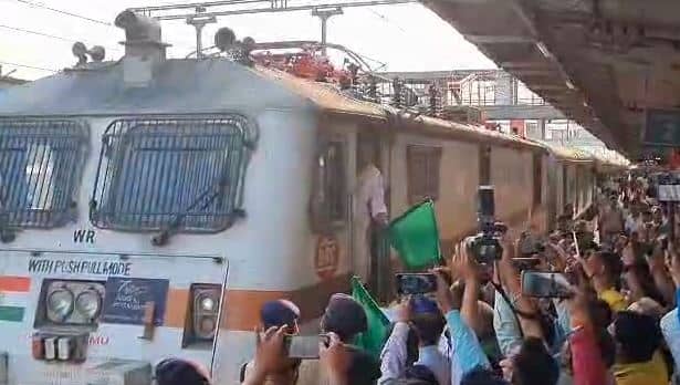 हाजीपुर: जब भाषण के दौरान ट्रेन की तरफ दौड़ पड़े नेताजी , आगे जानिए क्या-क्या हुआ...