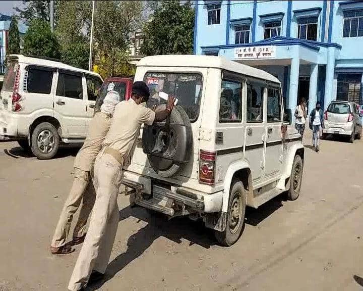बिहार पुलिस की चौकसी और इंतजाम को देख लीजिए, मोतिहारी में अपनी ही गाड़ी को मार रही धक्के,  वीडियो हुआ वायरल