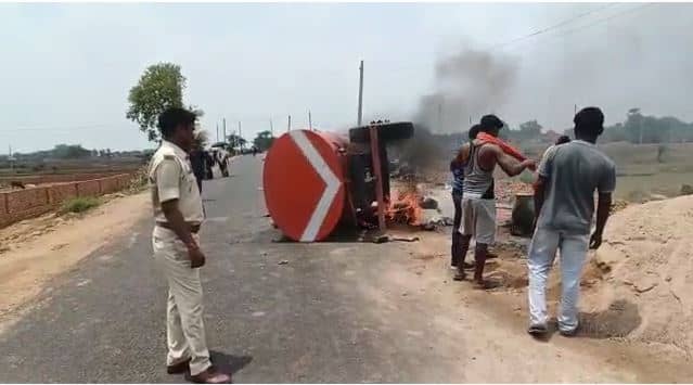 दुमका: दर्दनाक सड़क हादसे में एक व्यक्ति की मौत,  गुस्से में ग्रामिणों ने पानी टैंकर को किया आग के हवाले