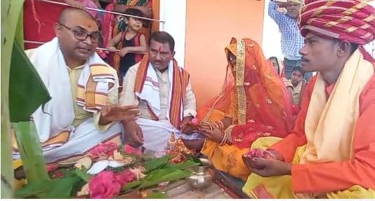 बागेश्वर बाबा से प्रेरित होकर इस्लाम धर्म की लड़की ने अपनाया सनातन धर्म, मंदिर में रचाई शादी