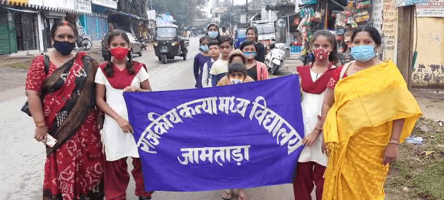 भारी बारिश और खराब मौसम में भी बाल दिवस पर निकली रैली, शिक्षा विभाग के फैसले पर अभिभावकों ने उठाया सवाल