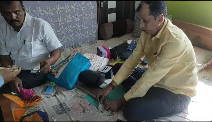 BIHAR: मोहनिया SDM सत्येंद्र कुमार के कई ठिकानों पर विजिलेंस का छापा, आय से अधिक संपत्ति का मामला  