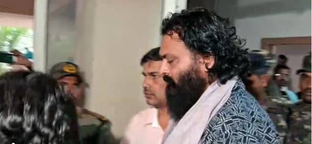 दिनेश गोप सिर्फ बंदूक की बदौलत ही खौफ का साम्राज्य नहीं चलाता था, बल्कि राजनीति में भी दखल और हैसियत रखता था, जानिए कैसे ?