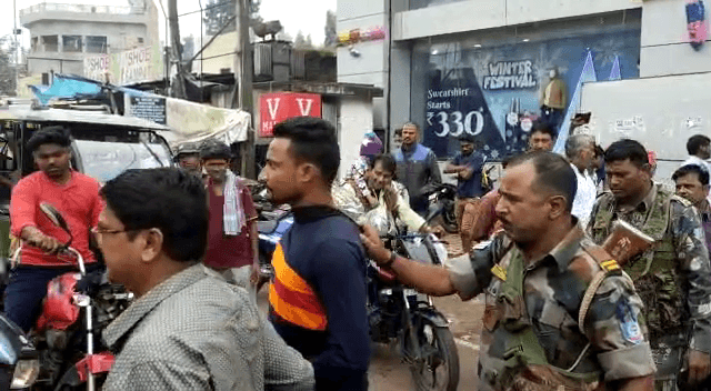 बाइक चोरी करते रंगेहाथ पकडाए चोर की भीड़ ने की जमकर धुनाई