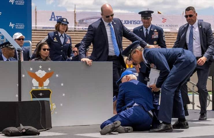 जब लड़खड़ाकर मंच से गिर पड़े अमेरिकी राष्ट्रपति जो बाइडेन, लोगों ने उनके सेहत पर जताई चिंता