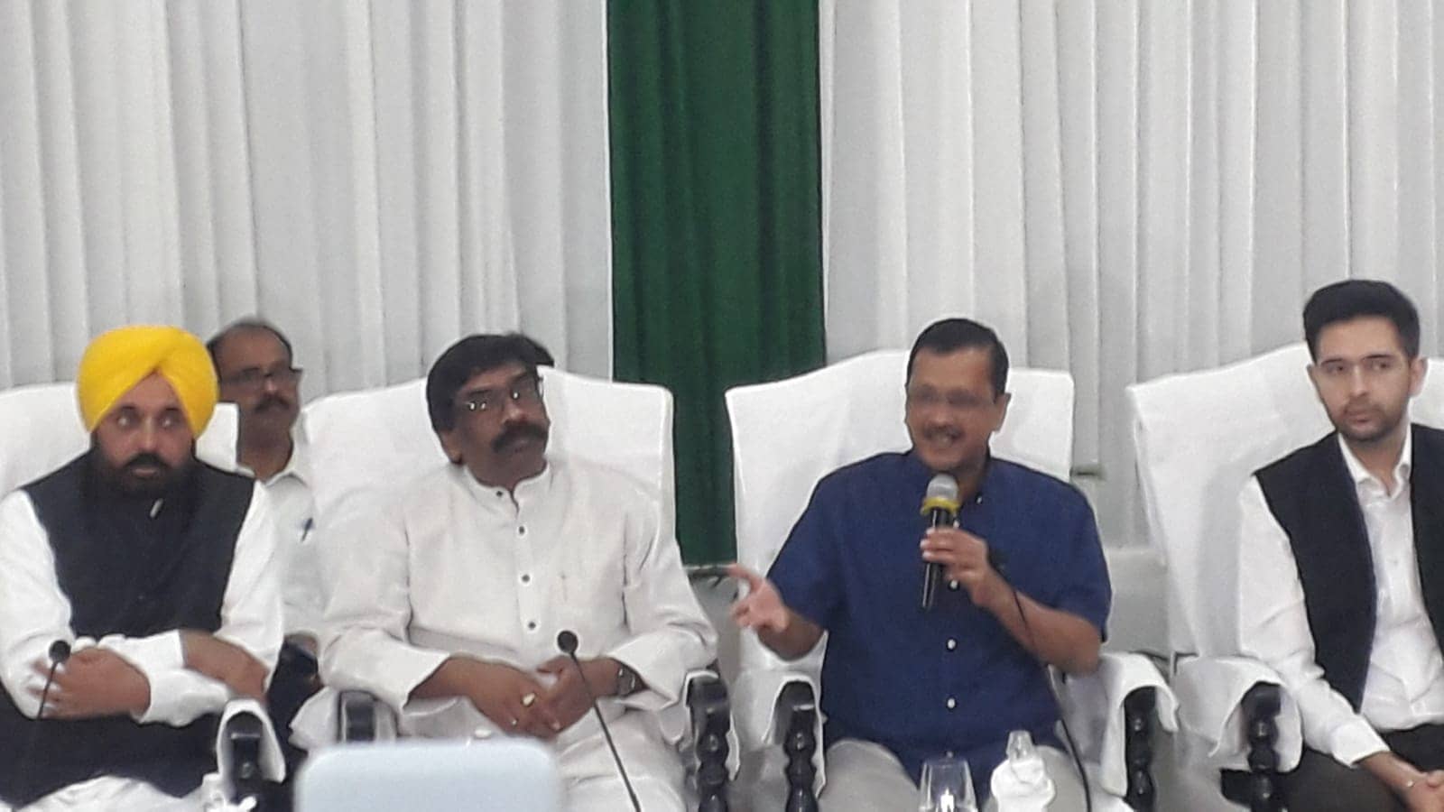 दिल्ली अध्यादेश के बहाने केजरीवाल पहुंचे रांची, मुख्यमंत्री हेमंत से मिलकर विपक्षी एकता को मजबूत करने की कही बात 