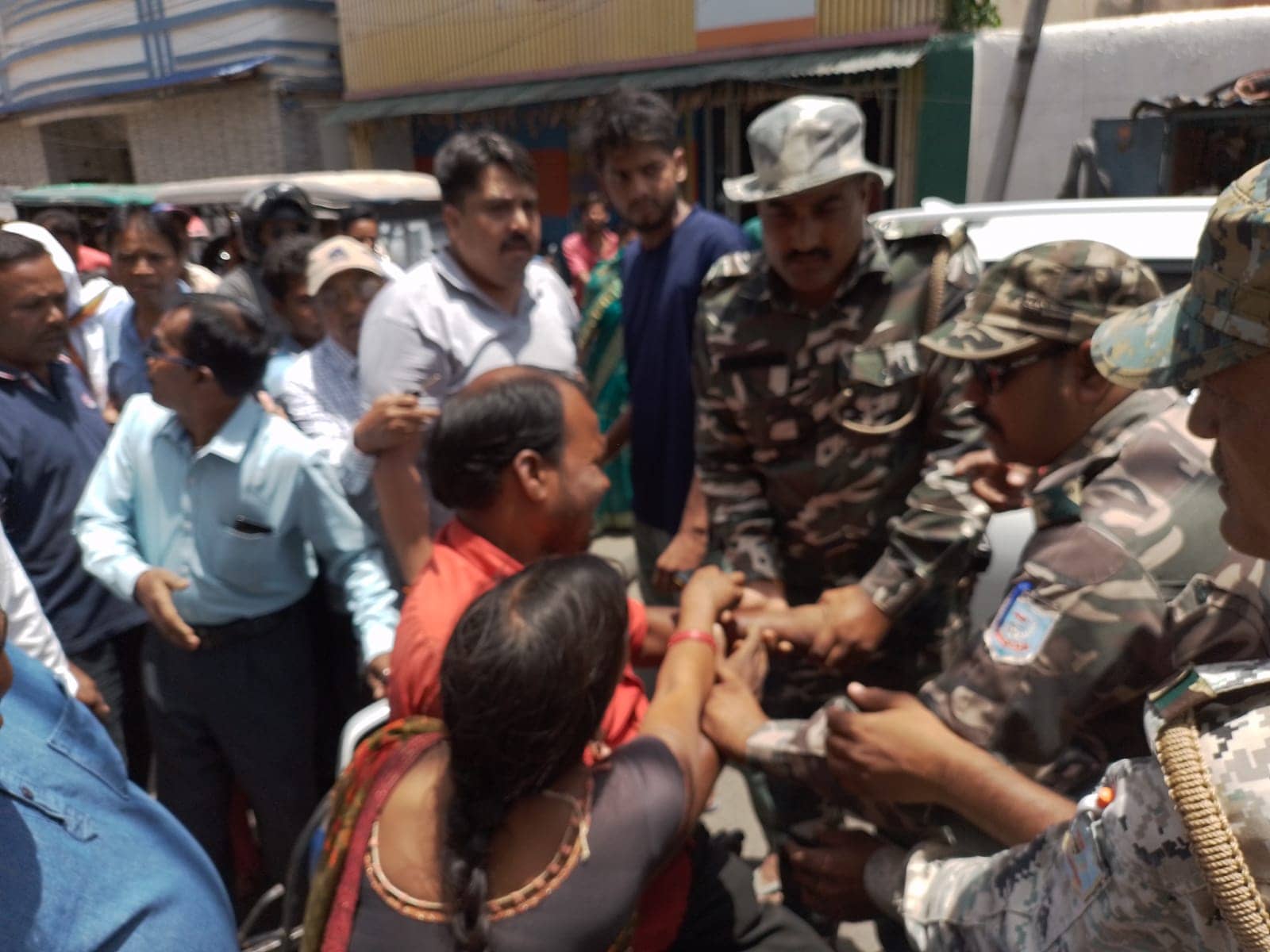 बुजुर्ग से पैसे छीन कर भाग रहे भाई-बहन को बैंक गार्ड ने पकड़ा, किया पुलिस के हवाले