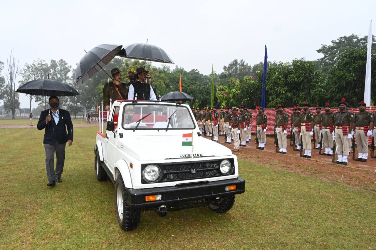 अलंकरण समारोह में 57 पुलिस पदाधिकारियों को सीएम ने किया सम्मानित