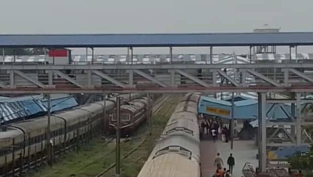 रेलवे ओवरब्रिज से व्यक्ति ने लगाई छलांग, हाईटेंशन तार की चपेट में आने से झुलसा 