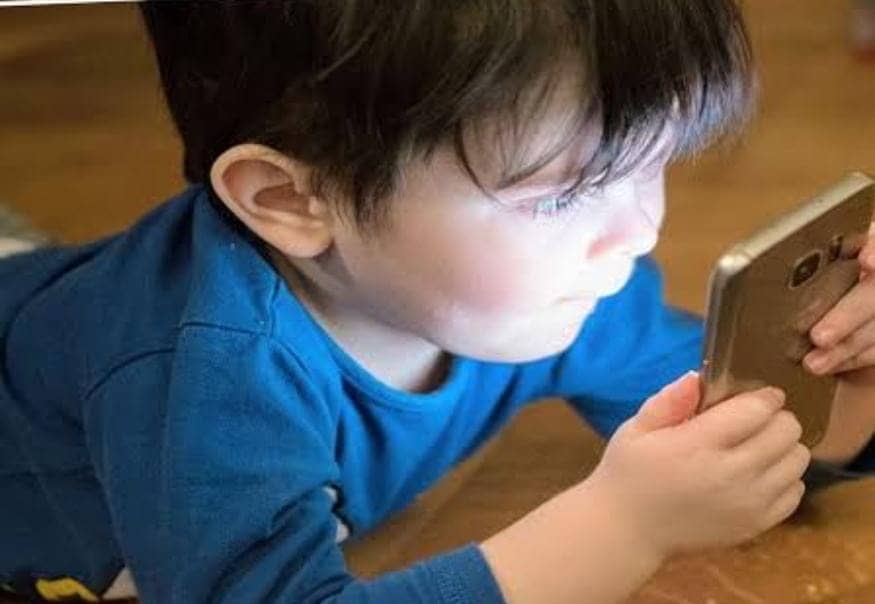 मोबाइल के चंगुल में जकड़ता बचपन, जानें कितना अलग था 90’S के बचपन का दौर