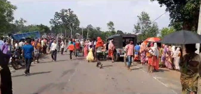 दुमका: हाईवा ने कार और ऑटो में मारी टक्कर, दो की मौत, एक महिला घायल