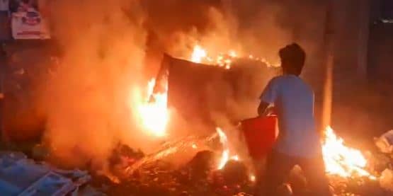 अचानक सड़क किनारे दुकानों में गई आग, मची अफरा-तफरी