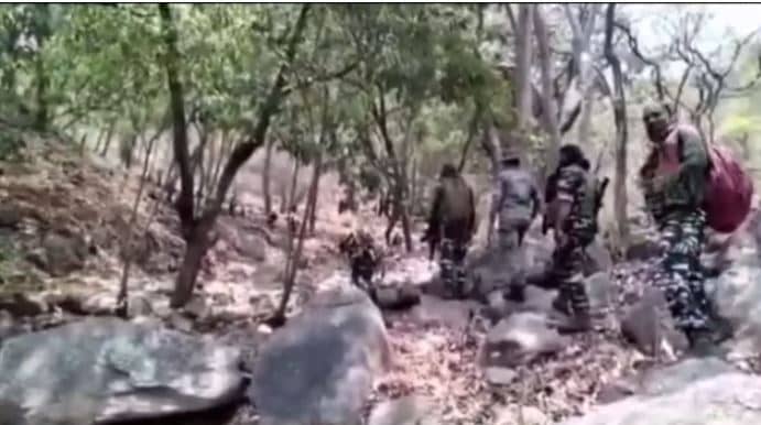 नक्सल मुक्त घोषित बूढ़ा पहाड़ क्षेत्र से हथियार और विस्फोटक सामग्री बरामद, नक्सलियों की साजिश नाकाम