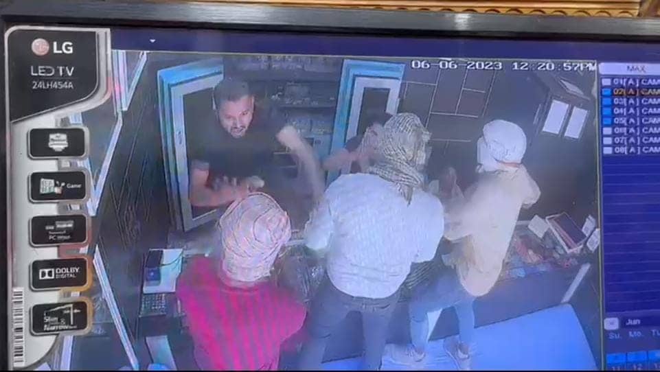 ज्वेलरी लूट का सीसीटीवी फुटेज आया सामने, देखें कैसे गन प्वाइंट पर अपराधियों ने की थी 40 लाख की लूट
