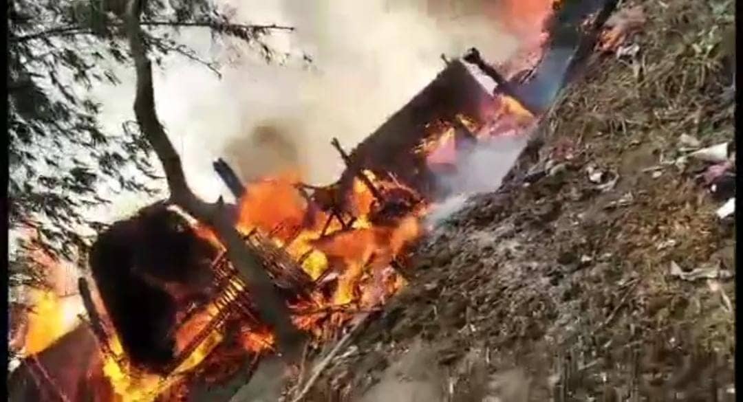 आग का ताडंव! धू-धूकर जले कई घर, लोगों ने भागकर बचाई अपनी जान