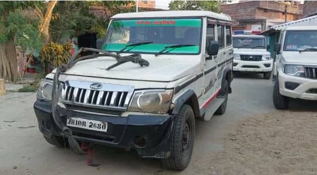 भागलपुर: गस्ती पर निकली पुलिस ने बोलेरो से 35 कार्टून विदेशी शराब किया बरामद, तस्कर फरार