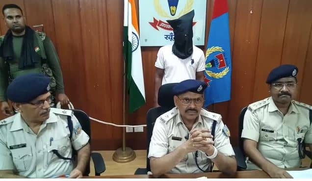 खूंटी : PLFI का एरिया कमांडर हथियार के साथ गिरफ्तार, प्रभारी एसपी ने दी जानकारी  