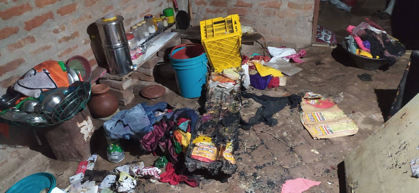 दुमका में आधी रात को एक घर में लगी आग, जरुरी कागजात और लाखों रुपया का सामान जलकर खाक