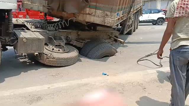 बिहार : बीच सड़क पर फंसा ट्रक का अगला चक्का, कड़ी मशक्कत के बाद ट्रक को बाहर निकाला गया