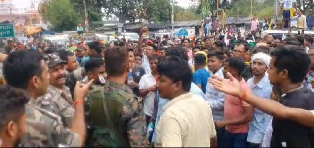 डूमरी में झारखंड स्टेट स्टुडेंट्स यूनियन ने निकाला जुलूस , नियोजन नीति 60-40 का किया विरोध, जयराम महतो हुए शामिल