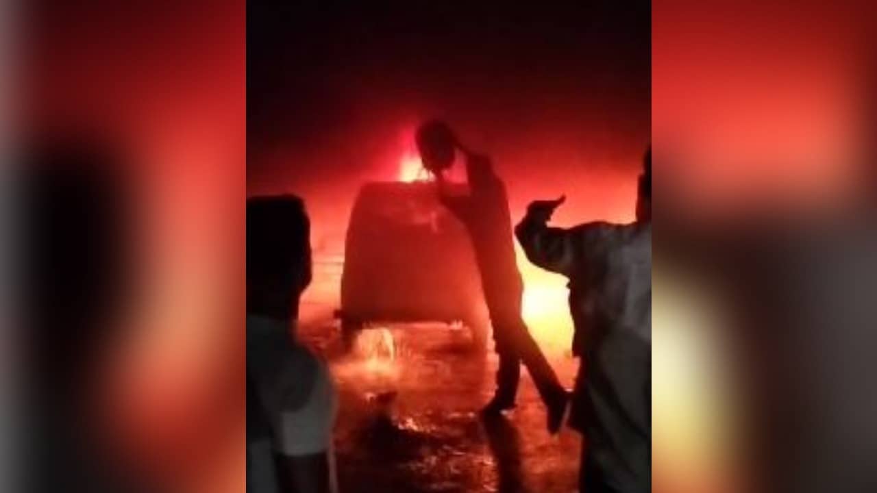 शॉर्ट सर्किट से कार वाशिंग सेंटर में लगी भीषण आग, कई गाड़ियां जलकर खाक