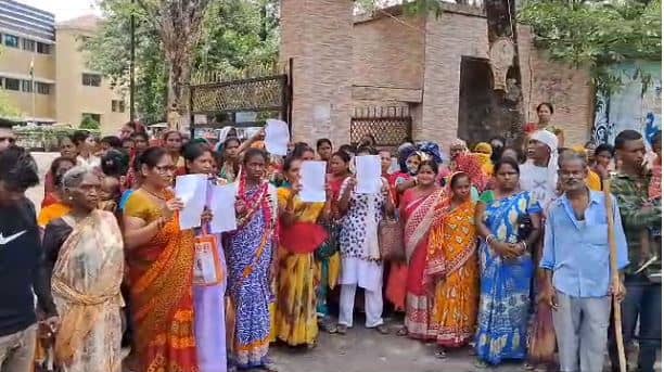 जमशेदपुर : निर्मल नगर वासियों ने रास्ता दिलाने की मांग को लेकर किया प्रदर्शन, उपायुक्त को सौंपा ज्ञापन