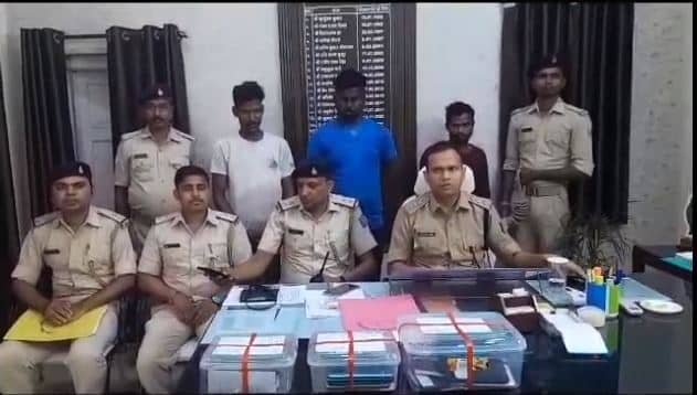 जमशेदपुर : बिरसानगर पुलिस ने मोबाइल चोर गिरोह का किया भांडाफोड़, 21 मोबाइल समेत तीन आरोपी गिरफ्तार