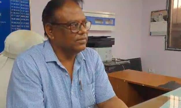 हाय रे स्वास्थ्य व्यवस्था! फोन में व्यस्त डॉक्टर साहब ने किया शव का आधा पोस्टमार्टम, जानें खुलासे के बाद क्या हुआ   