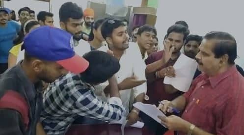 भागलपुर: कुलपति के तुगलकी फरमान से फूटा छात्रों का गुस्सा, जमकर किया हंगामा, जानें पूरा मामला