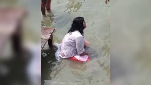 गंगा स्नान करने गए सांसद प्रतिनिधि की बेटी व भांजा गहरे पानी में डूबे, भांजा का शव बरामद, बेटी की तलाश जारी