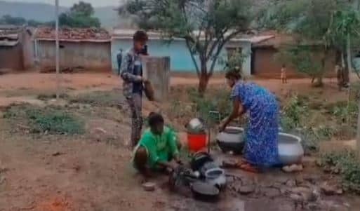 बेबसी! नर्क की जिंदगी जीने को मजबूर बिरहोर परिवार, मूलभूत सुविधाओं से आज भी हैं वंचित