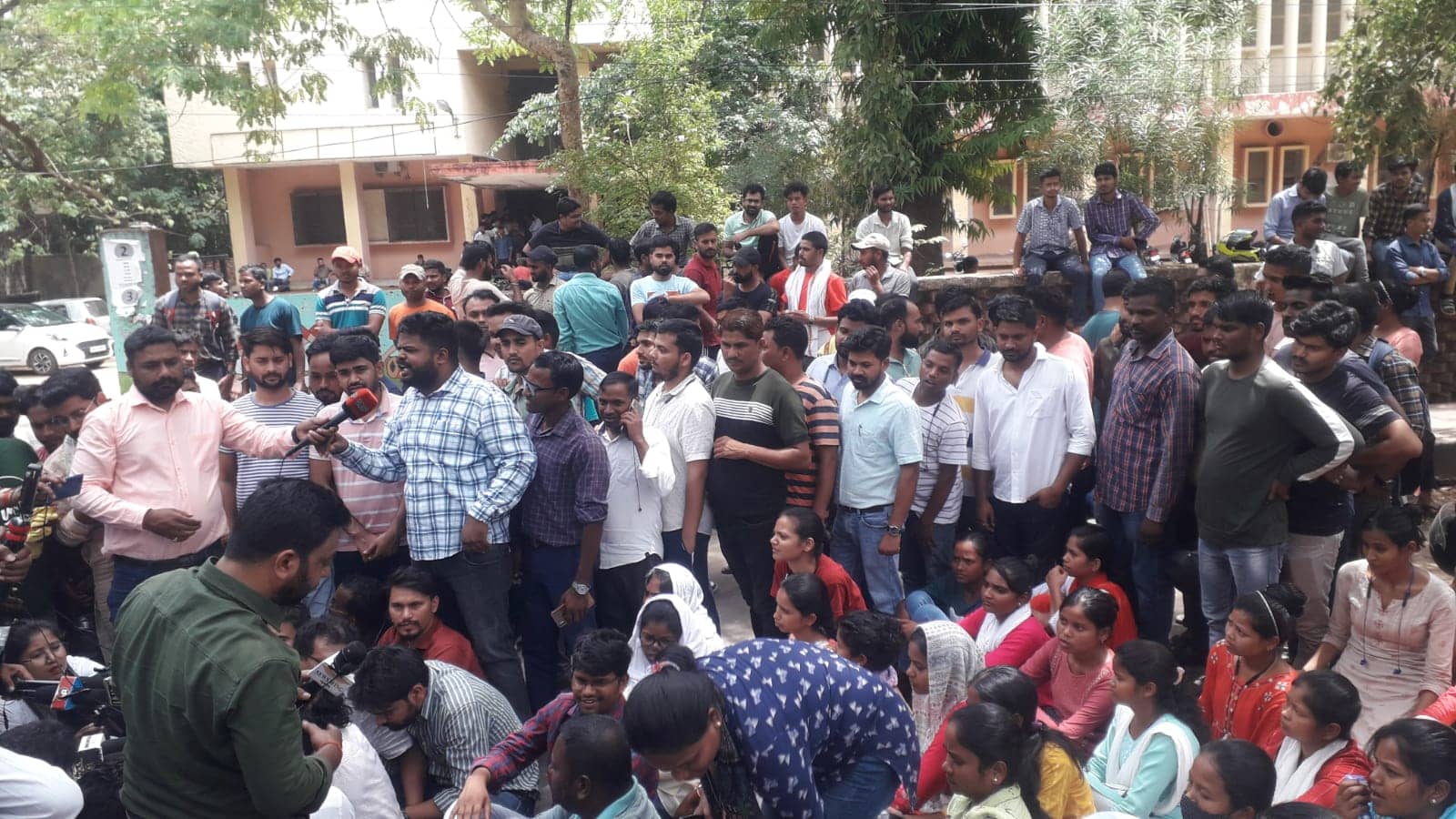 रांची विश्वविद्यालय के सेंट्रल लाइब्रेरी के छत का छज्जा गिरने से छात्र की मौत, घटना बाद छात्रों ने किया सड़क जाम